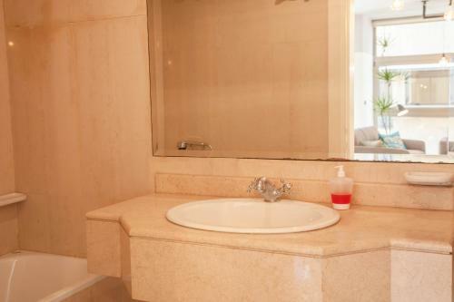 Gemmayze 1bd Apartment