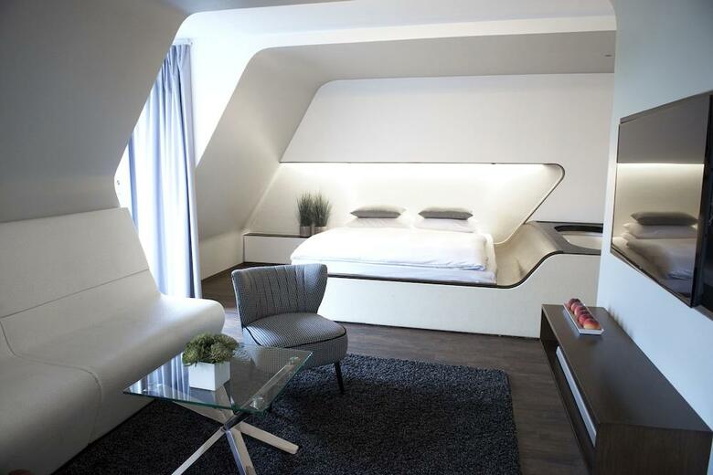 Hotel Q!