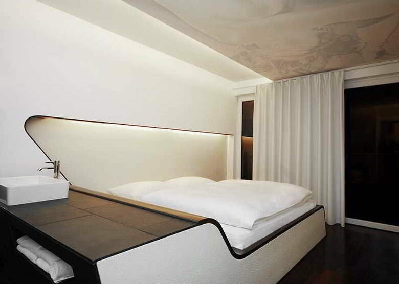 Hotel Q!