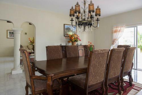 The Royal Kensington 5br Villa