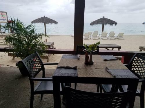 Hostal Roots Cafe Rooms