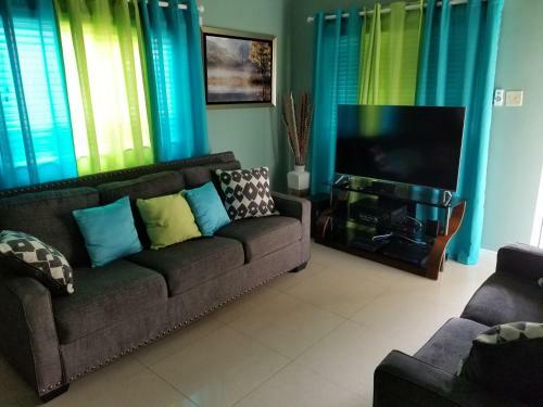 Caymanas Estate Beautiful Two Bedroom Suites