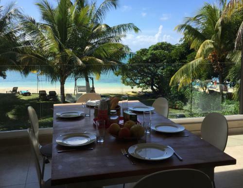 Pearly Sands - Beachfront Deluxe Apartment