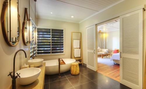 Hotel Vomo Island Resort