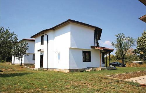 Three-bedroom Holiday Home In Iskra Village