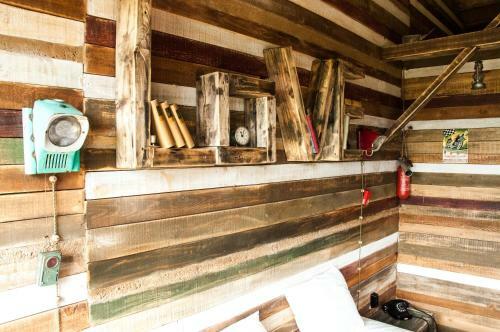 Bed & Breakfast Cob Camp