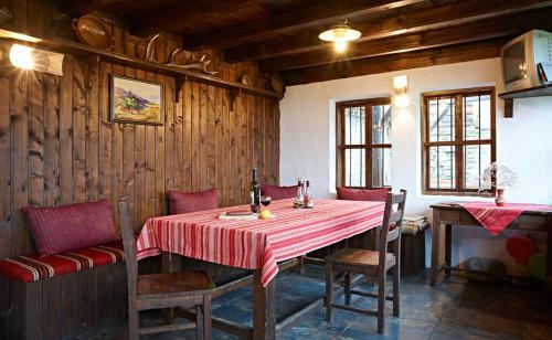 Hostal The House With The Vine Guest House