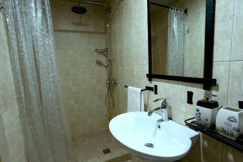 Hostal Daravand Guest House