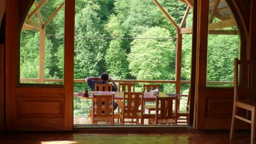 Hostal Daravand Guest House