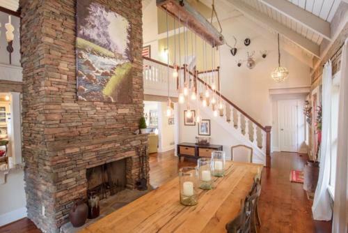 Dovetail Lodge Home
