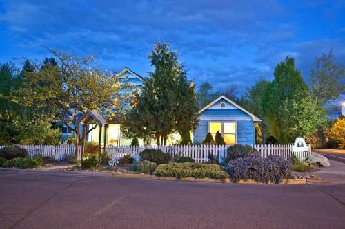 Blue Moon House & Cottage ~ Just 5 Blocks From Osf