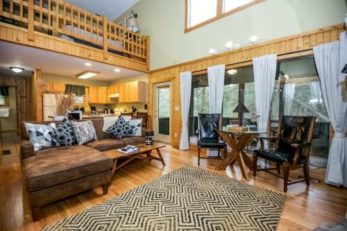Romance In The Ravine - Hocking Hills Cabin
