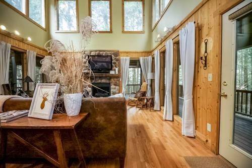 Romance In The Ravine - Hocking Hills Cabin