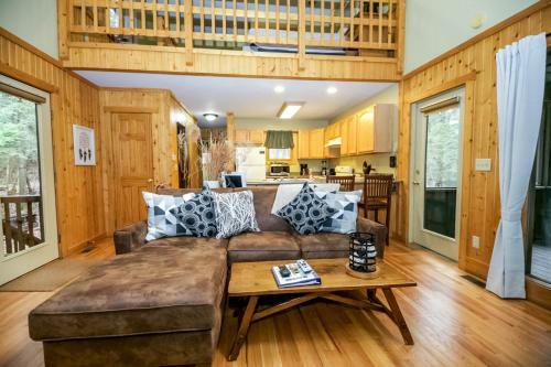 Romance In The Ravine - Hocking Hills Cabin