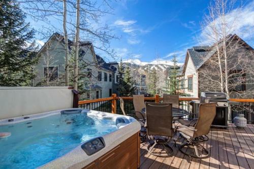 House With Hot Tub, Walk To Town