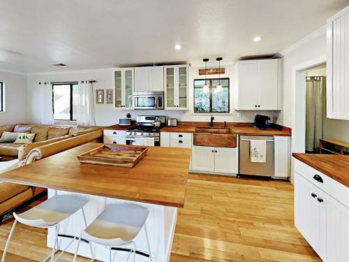 Charming Wine Country Retreat Home Home