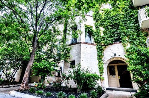 1331 Northwest Apartment #1065 Apts