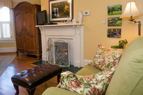 Oak Hill On Love Lane Bed And Breakfast Inn