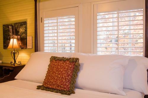 Oak Hill On Love Lane Bed And Breakfast Inn