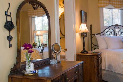 Oak Hill On Love Lane Bed And Breakfast Inn