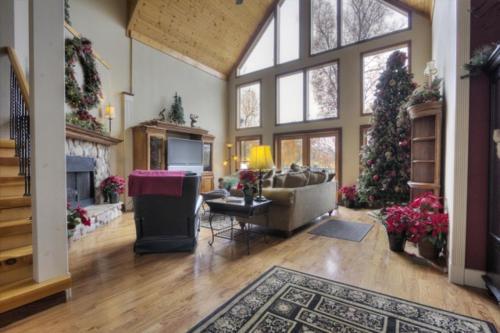 Smoky Mountain Holiday 4 Bedroom Cabin