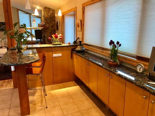 Beautiful Creekside East Vail Home. Close To Shuttle Stop.