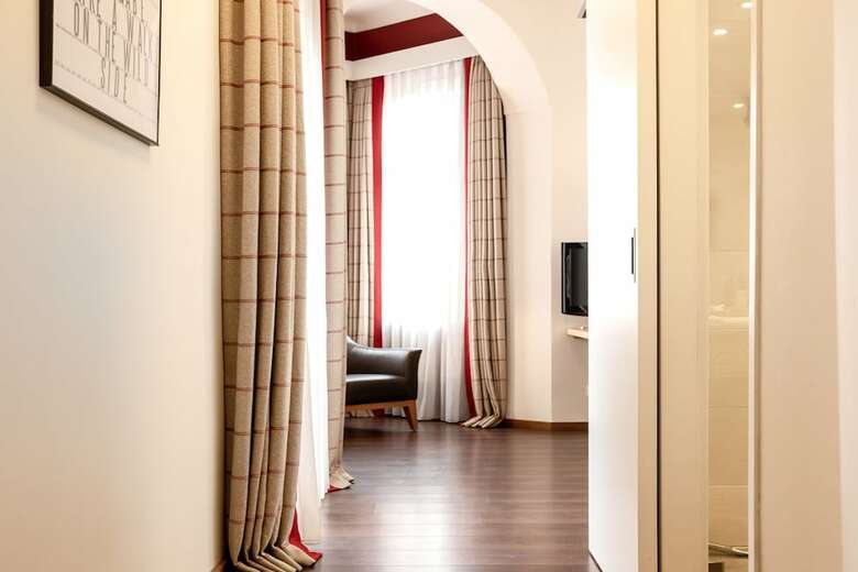 Hotel NH Carlton