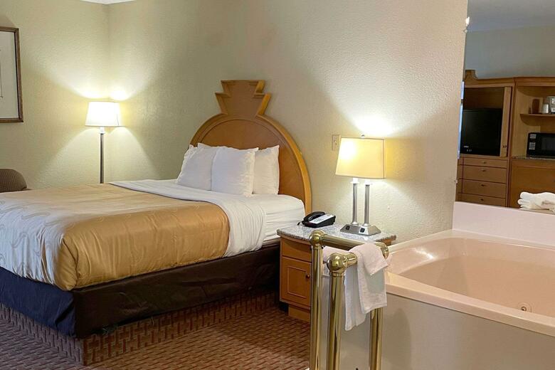 Hotel Baymont By Wyndham Greenfield