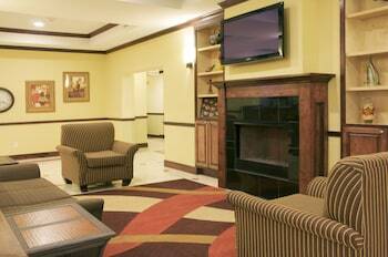 Holiday Inn Express Hotel & Suites Winnie