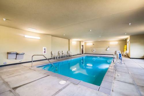 Cobblestone Hotel And Suites Victor