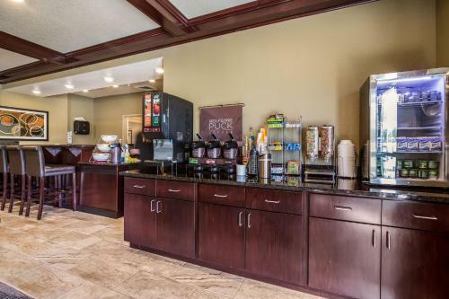Cobblestone Hotel And Suites Victor