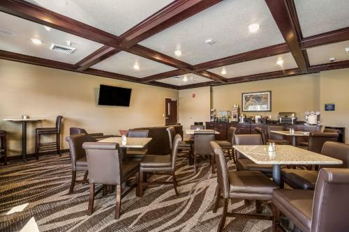 Cobblestone Hotel And Suites Victor