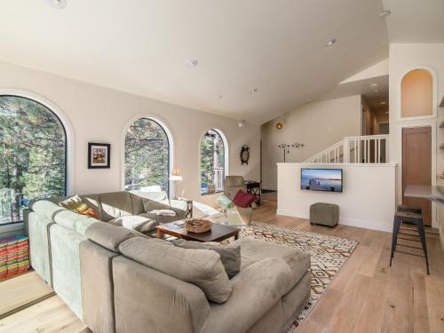 11824 Schussing Way Home