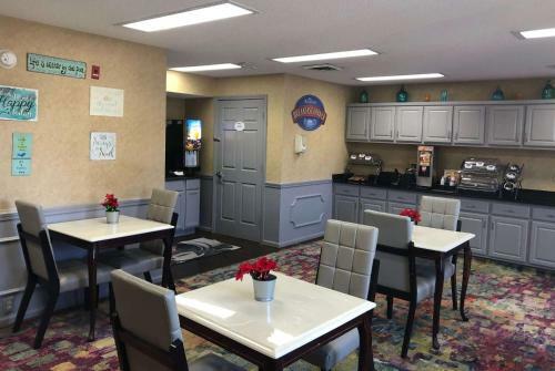 Hotel Baymont Inn & Suites - Roanoke Rapids