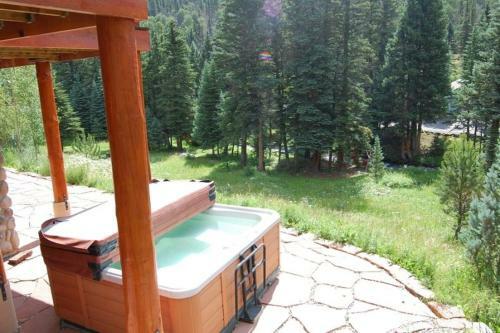 River Chant Lodge