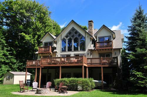 Lakeside Story Six-bedroom Holiday Home
