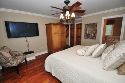 Lakeside Story Six-bedroom Holiday Home