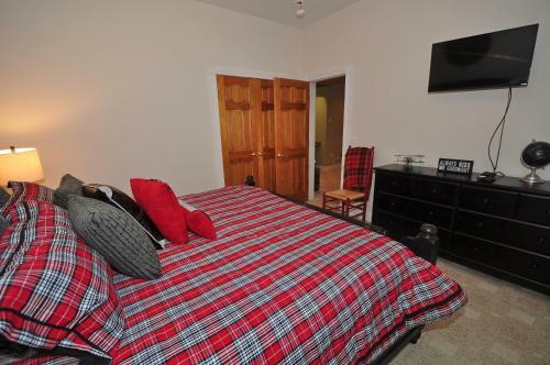 Lakeside Story Six-bedroom Holiday Home