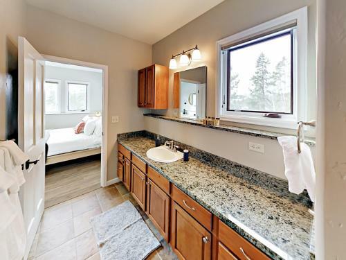 ?hemlock Hideaway? W/ Big Deck & Stunning Views Home