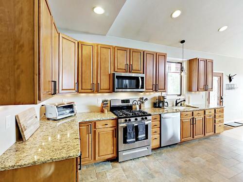 ?hemlock Hideaway? W/ Big Deck & Stunning Views Home