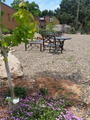 Motel Stone Lizard Lodging