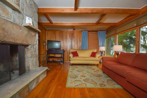 Nestled Hideaway Three-bedroom Holiday Home
