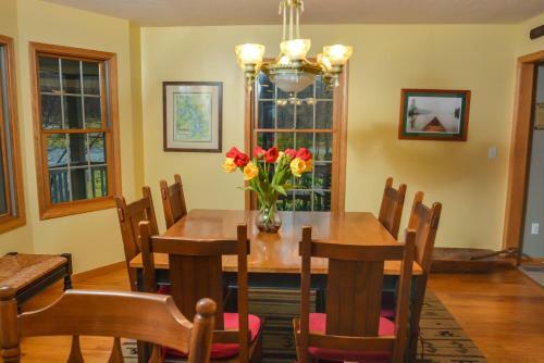 Memory Lane Four-bedroom Holiday Home