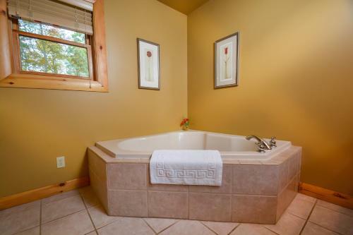 Rocky Top Four-bedroom Holiday Home
