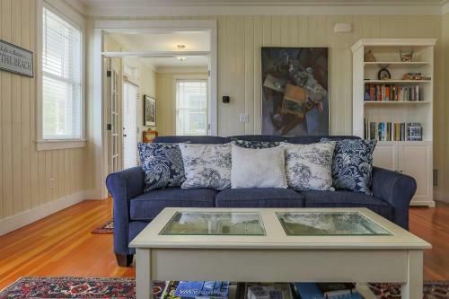 Rainbows End Four-bedroom Home