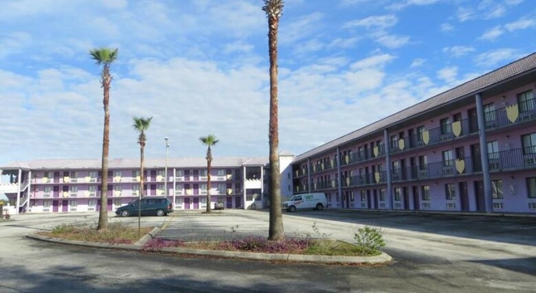 Magic Castle Inn & Suites Motel