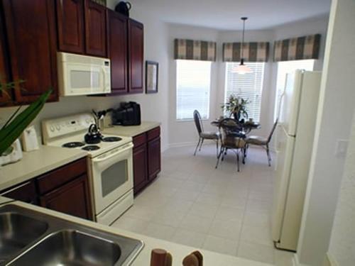 Basnett Villa 7795