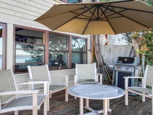 Artist's Waterfront Retreat