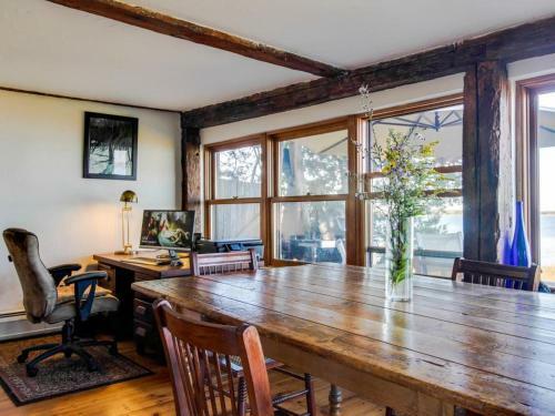 Artist's Waterfront Retreat