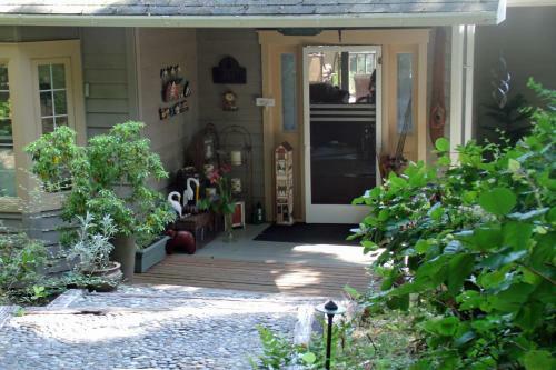Bed & Breakfast Inn To The Woods